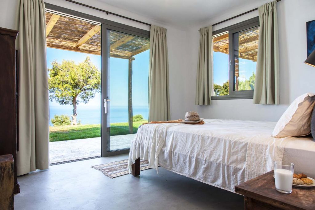 1o kouti katw apo header